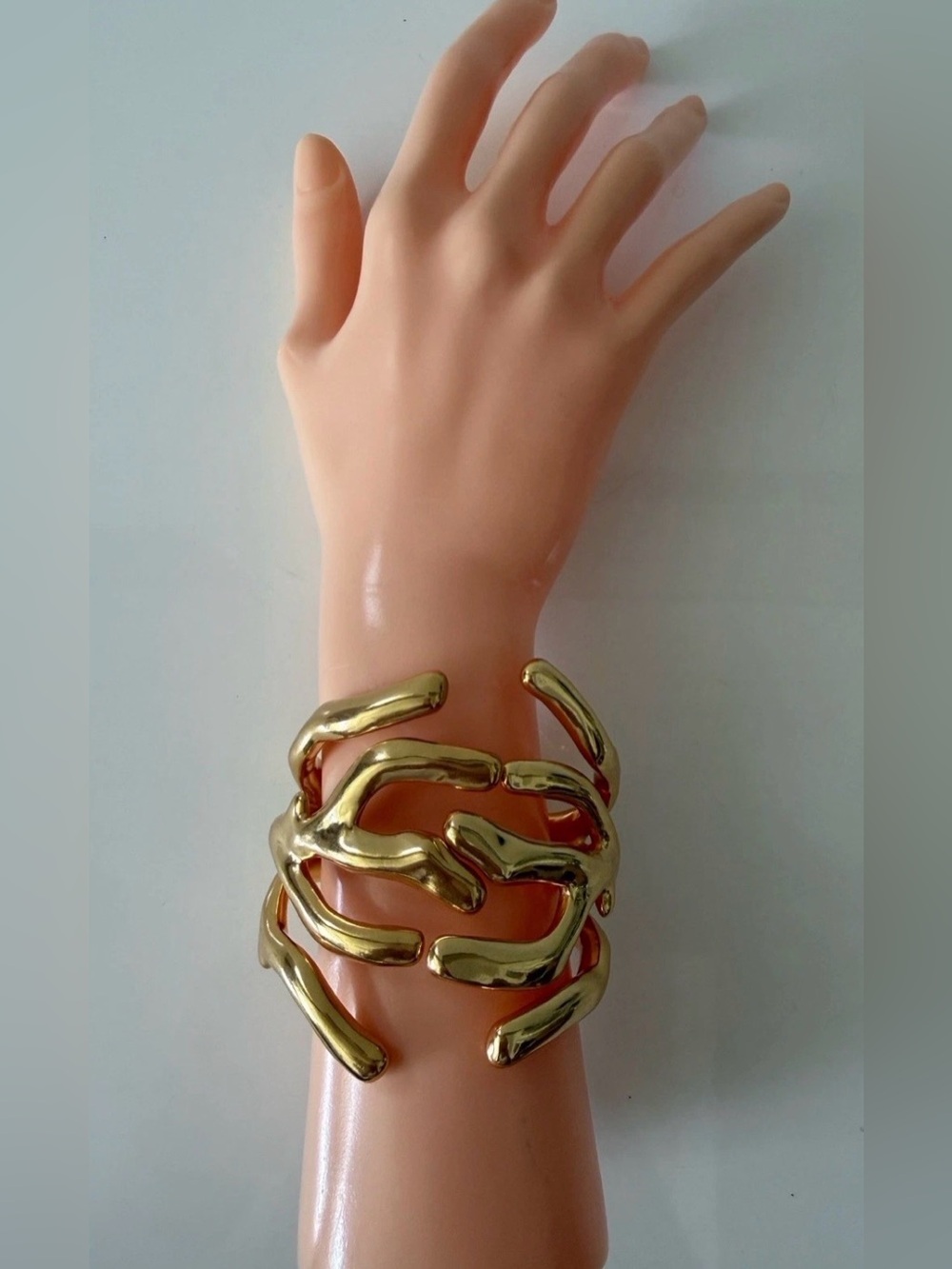 ANGELA CAPUTI Hinged Resin Coral Bracelet Bangle Bracelet - Gold